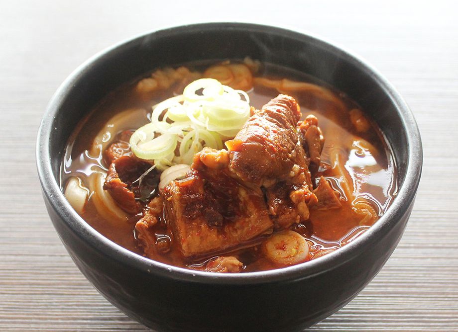 モツうどん（880円）