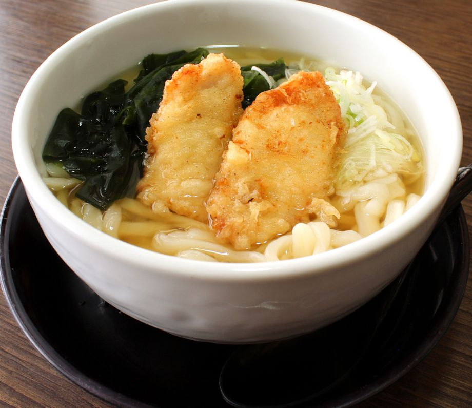 わかめかしわ天うどん（880円）