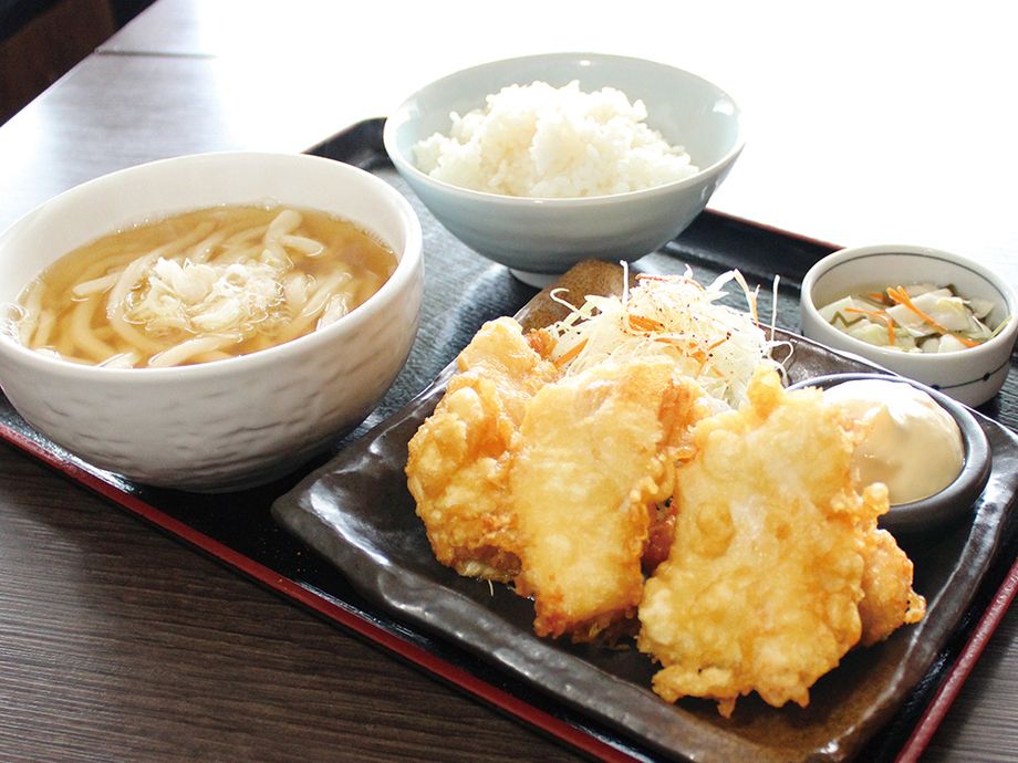 かしわ天定食　うどん・ご飯、大盛り無料（3個880円　4個1000円　5個1120円）