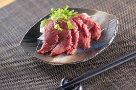 ダ刺し（ダチョウの肉刺し）