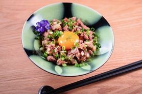 越後牛の炙りユッケ