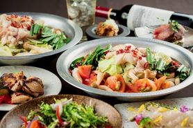  【10〜2月限定。選べる二種の鍋コース】旨辛トマトもつ鍋orあっさり塩もつ鍋。料理7品&2.5h飲放　飲み会／忘年会／新年会