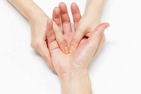 ハンドリフレクソロジー施術します（お気持ちを頂いております。）