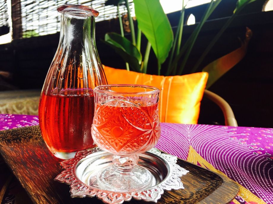 お料理をご注文の方は本日のお飲み物が付いております。お飲み物だけでご来店の方はメニューをご覧ください