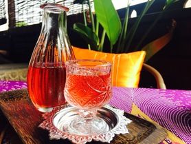 お料理をご注文の方は本日のお飲み物が付いております。お飲み物だけでご来店の方はメニューをご覧ください