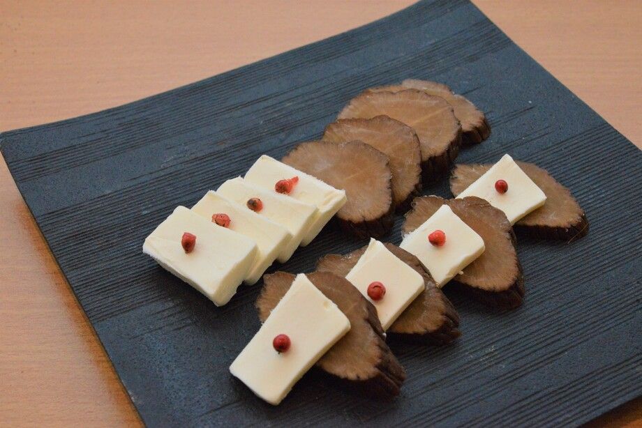 いぶりがっこクリームチーズ添え（５５０円）