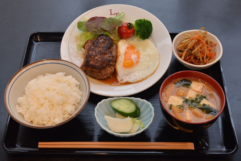 日替わり定食（ハンバーグ和風デミグラスソース）（８８０円）