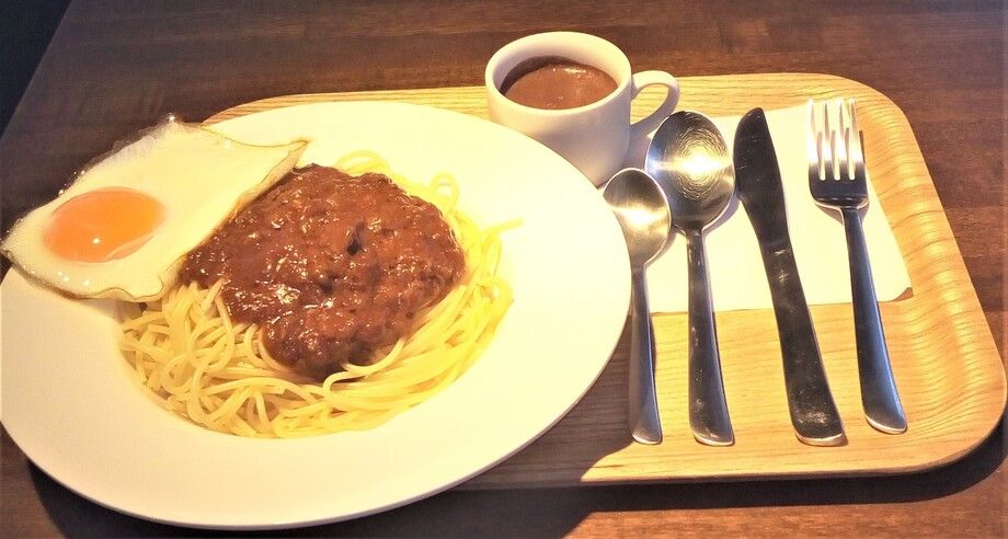 ごろごろ牛肉入り目玉焼きのせミートソース（990）