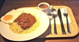 ごろごろ牛肉入り目玉焼きのせミートソース