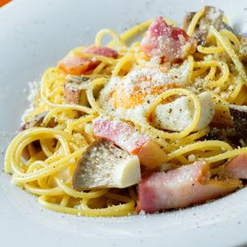厚切りベーコンのカルボナーラ