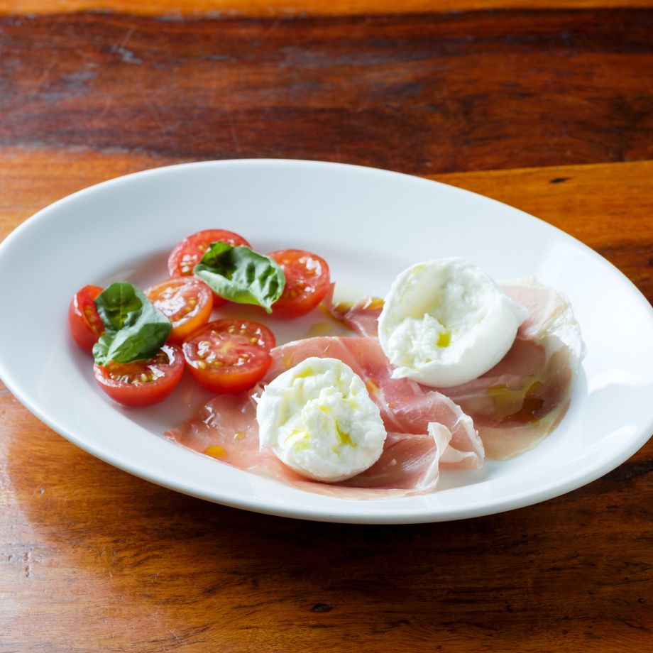 水牛のモッツァレラと生ハムのカプレーゼ（800円(税抜)）