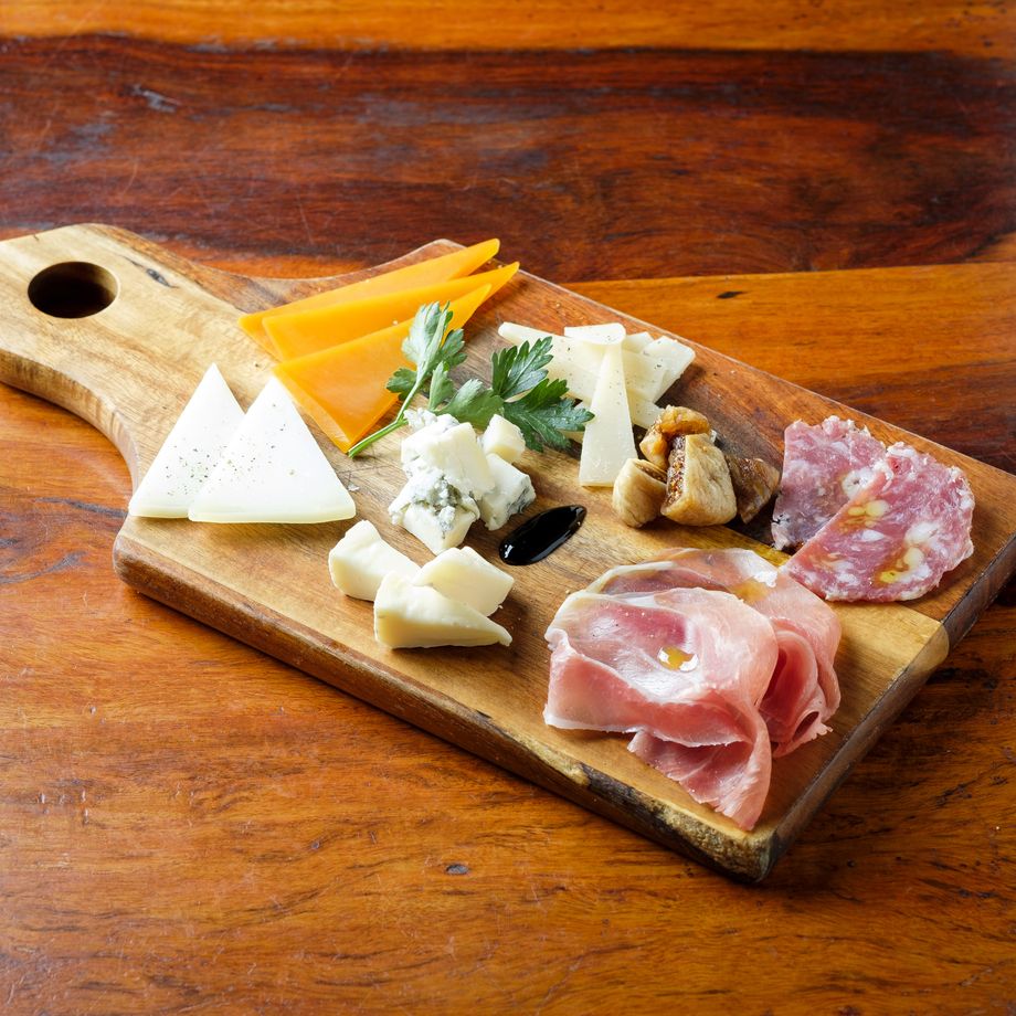 生ハムとチーズ5種の盛合せ（1500円（税抜））