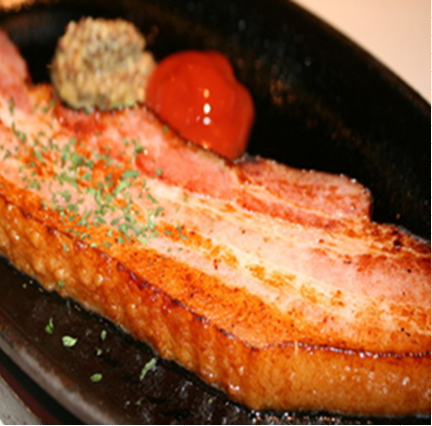 自家スモークした　厚切りベーコンステーキ（800円）