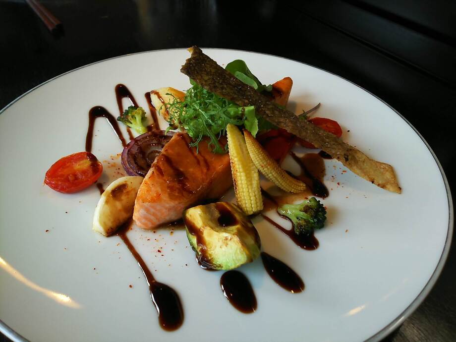 サーモンのポワレ～バルサミコのソース～（￥1200）