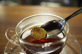 旨みたっぷりコンソメスープ トリュフ添え