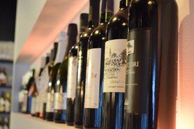 お料理に合わせたボトルワインは常時100本以上