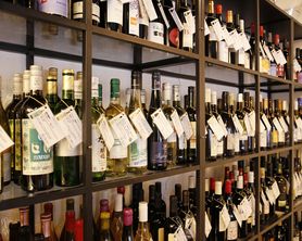 原価+1,000円でご提供するボトルワインは常時100種以上ご用意｡