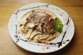 豚肩ロースのソテー　キノコのクリームソース