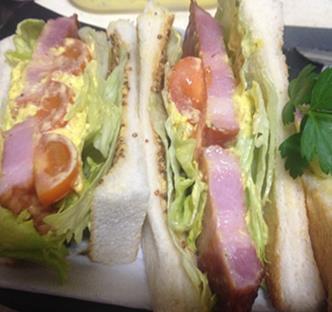 厚切りベーコンのBLTサンド（900円）