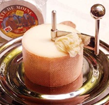 テット　ド　モアンヌ　（花びらのように削るチーズ）（600円）