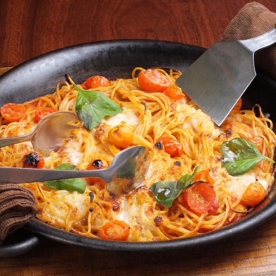 チェリートマトとモッツアレラチーズの焼きパスタ 
