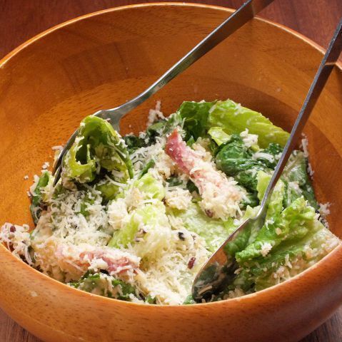 ロメインレタスとキヌアのシーザースサラダ 