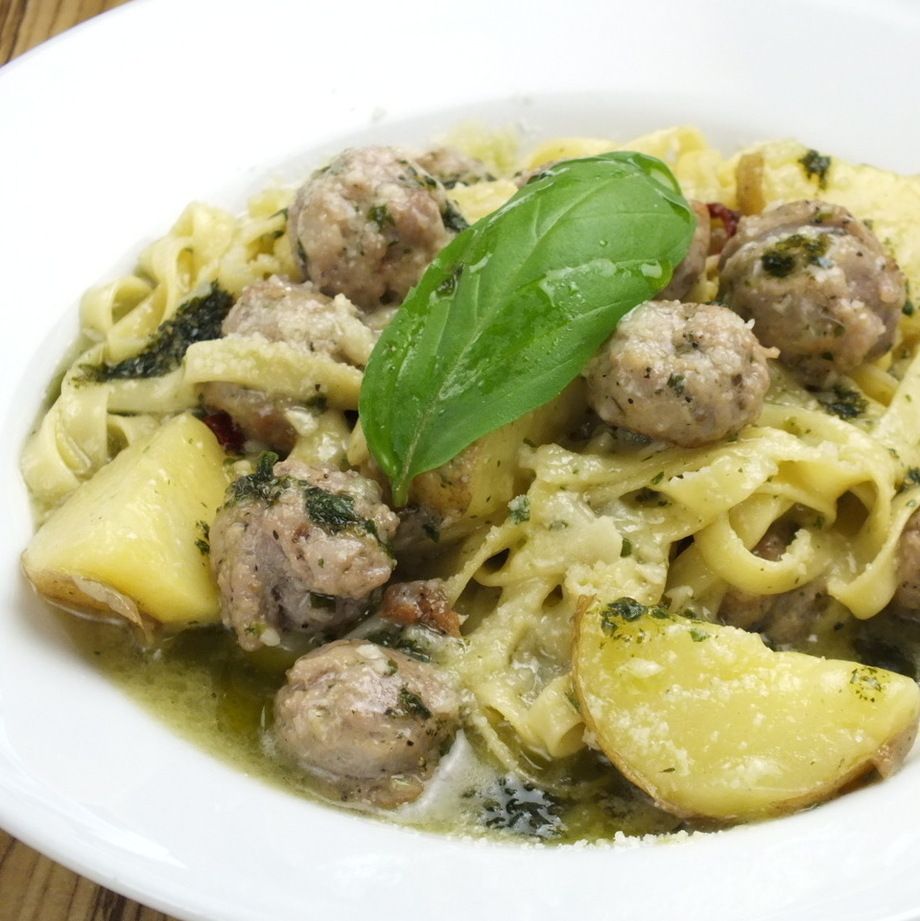 イタリア産サルシッチャとジャガイモのバジルソース