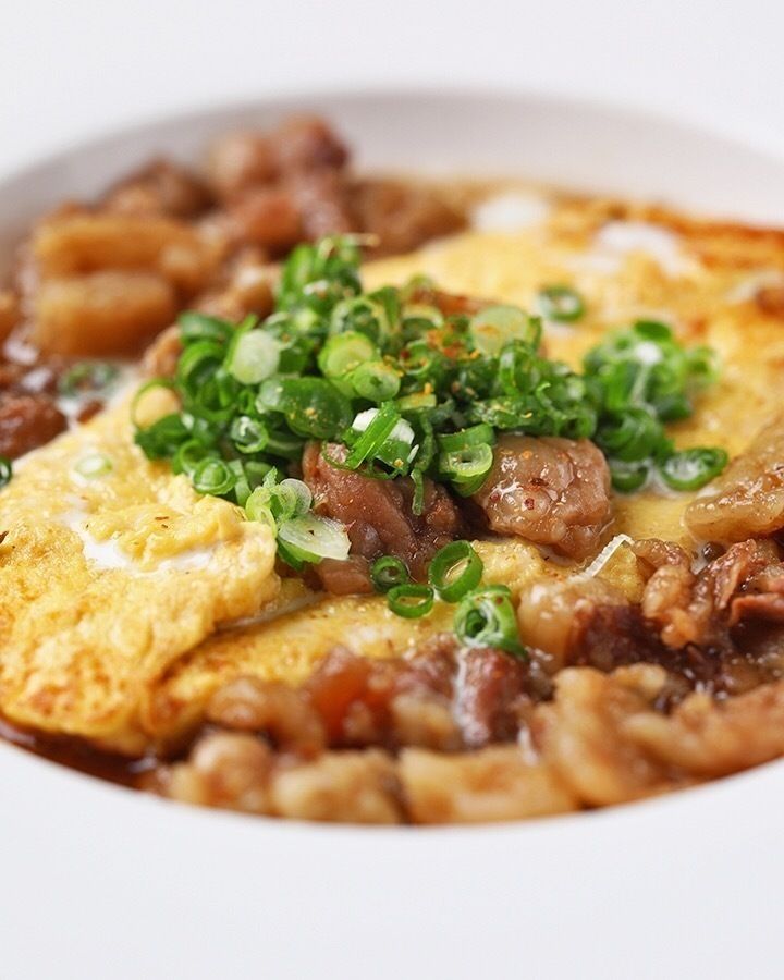 絶品オムレツ ～牛すじ肉のやわらか煮をのせて～