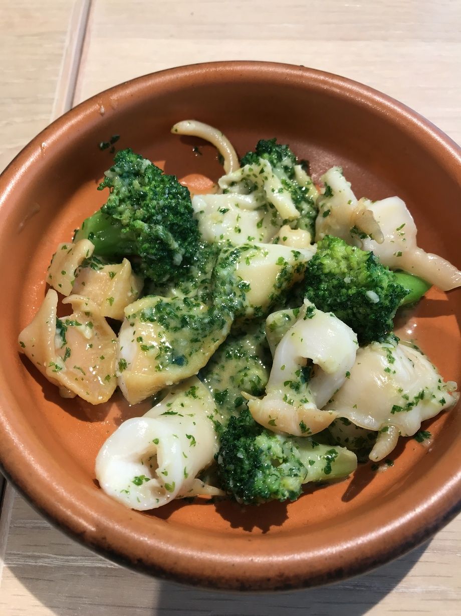 つぶ貝の香草バターソテー(バケット付き)（900円）