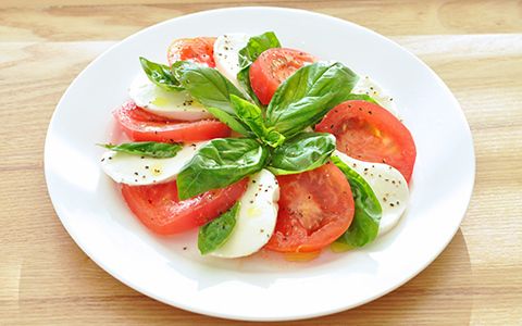 湯むきトマトとモッツァレラチーズのカプレーゼ