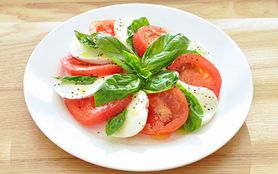 湯むきトマトとモッツァレラチーズのカプレーゼ