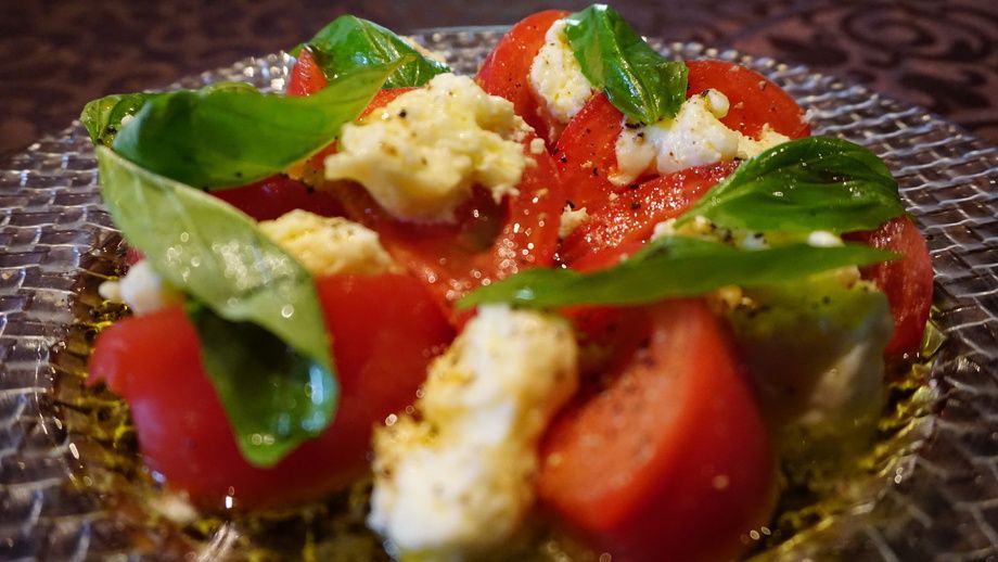 ジャージー牛のモッツァレラとトマトのカプレーゼ（1250）