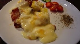 厚切りベーコンのラクレットがけ