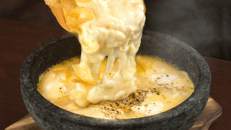 チーズの底力を感じられる『チーズ屋さん本気の石焼チーズリゾット』（2580）