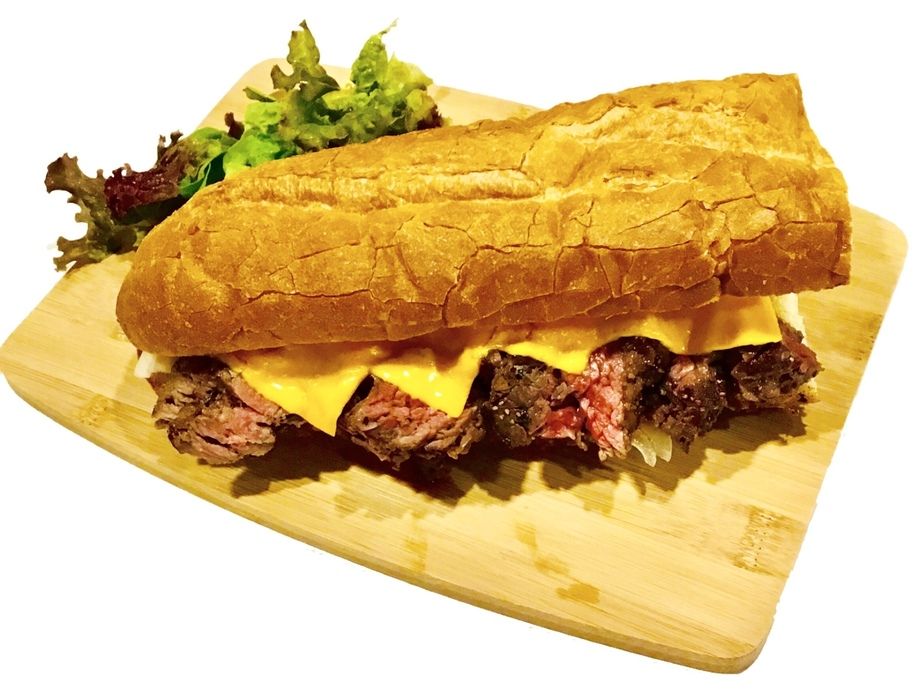 ステーキサンド（ ハーフ	980円 （税別）／フル(1960円)はなんと、40センチのロングサイズ！）