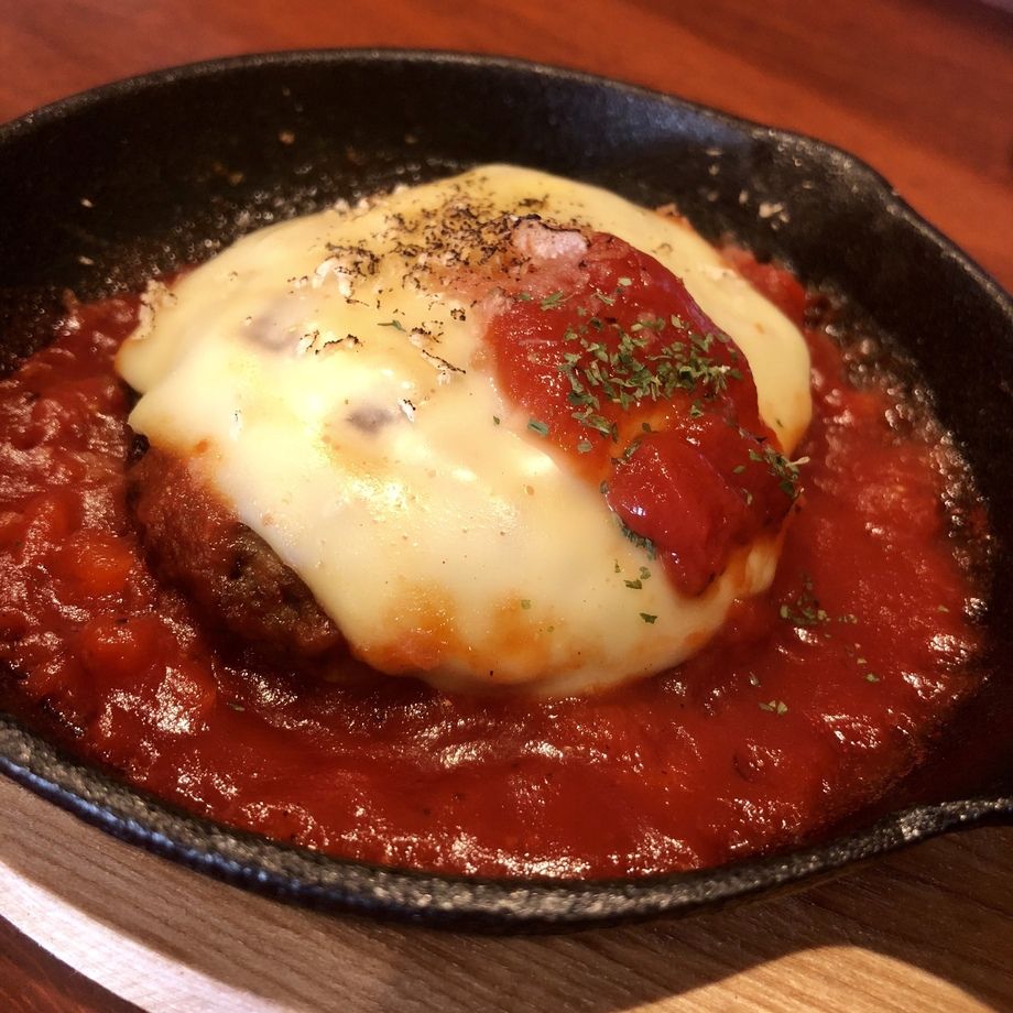 チーズ乗せ自家製ハンバーグ  トマトソース