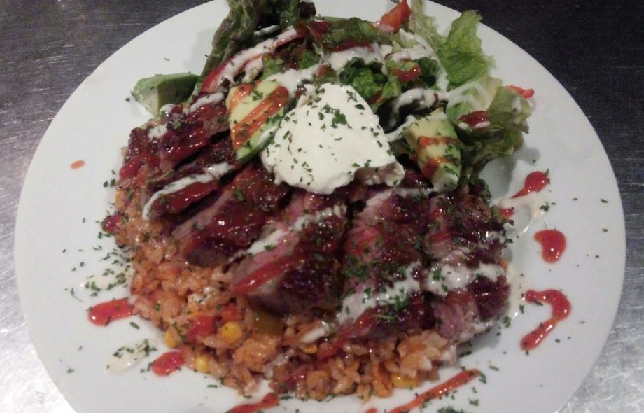 牛肉のせジャンバラヤ（スパイシーピラフ）