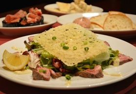 ラム肉のロースト～グラナパダーノ煎餅とアイオリソース～