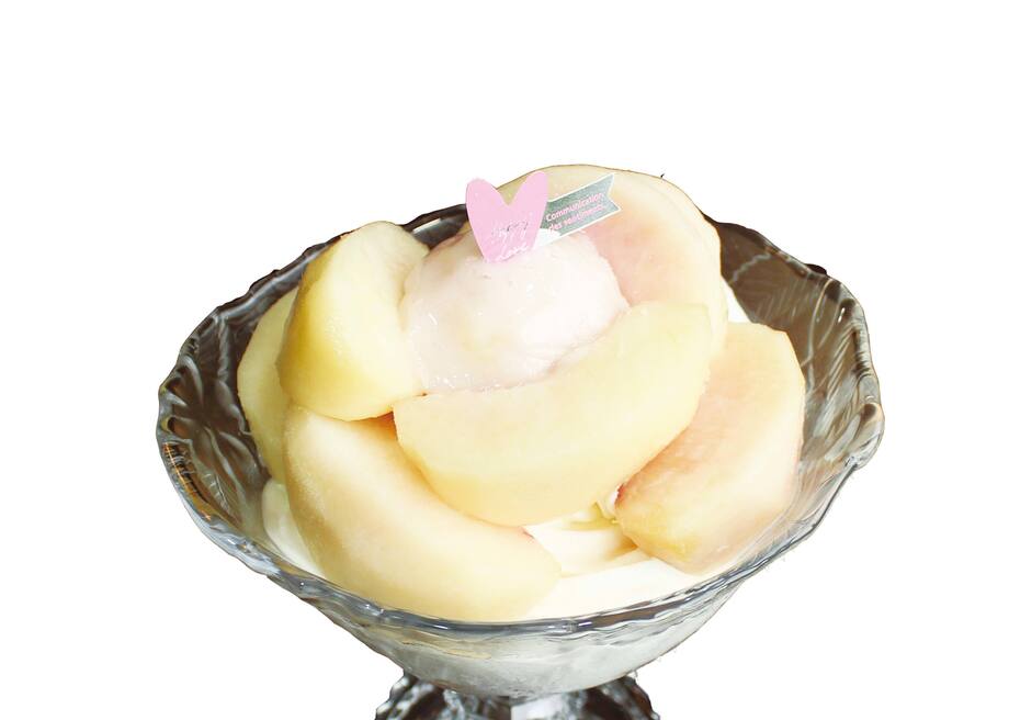 桃パフェ（7月下旬～8月下旬（収穫時期変動））