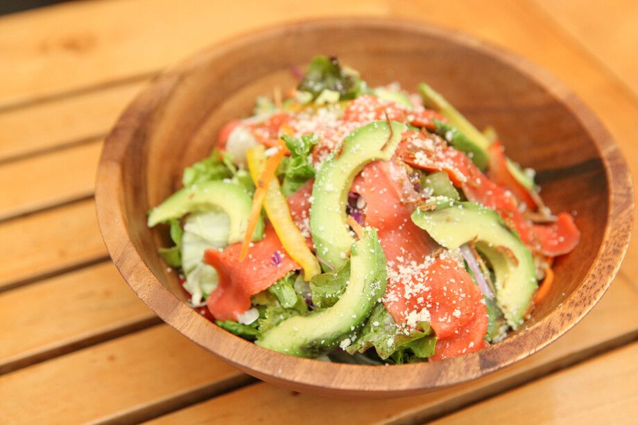 紅鮭スモークとアボカドのサラダ