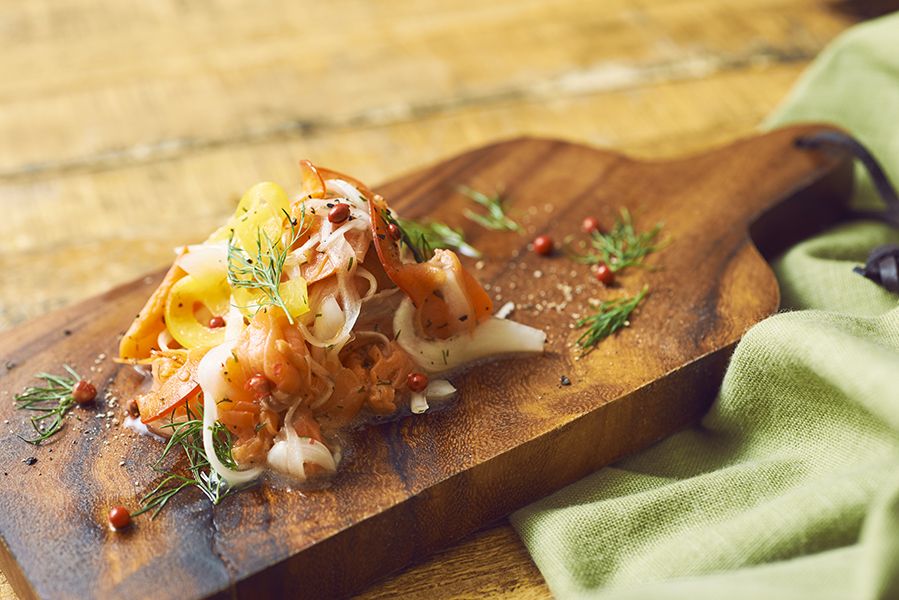 スモークサーモンと2色パプリカのマリネ