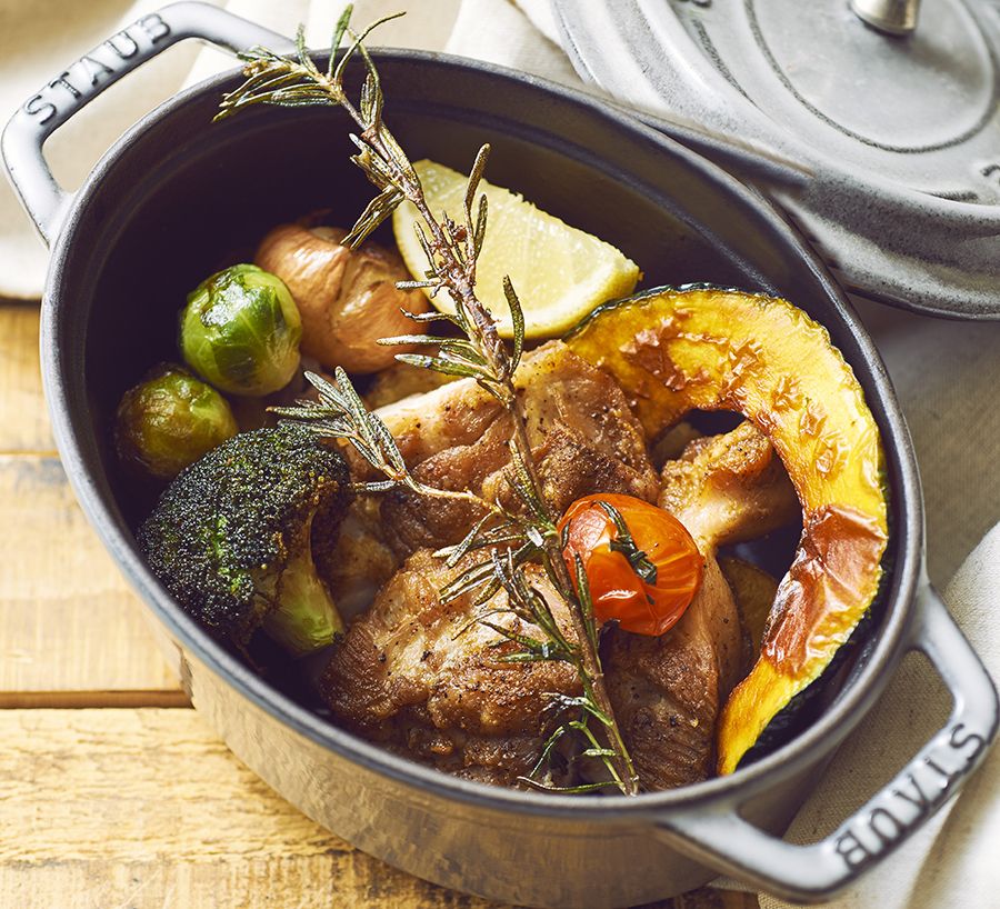 チキンとゴロゴロ野菜の熱々ダッチオーブン焼き