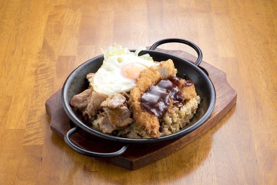 チキンカツ＆生姜焼き＆目玉焼き　ベイクドライス目玉焼き乗せ（税込１５００円）