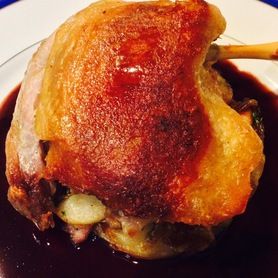 鴨モモ肉のコンフィ/フランボワーズソース