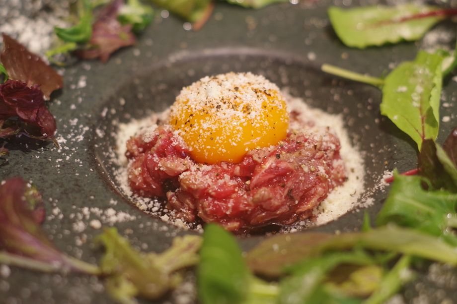 トリュフとパルミジャーノの炙り和牛上ロースユッケ