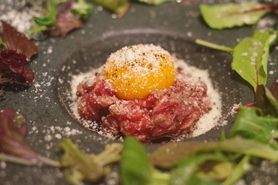 トリュフとパルミジャーノの炙り和牛上ロースユッケ