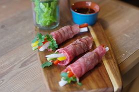 A5和牛もも炙りの薄切りとパクチー、野菜の生春巻き風