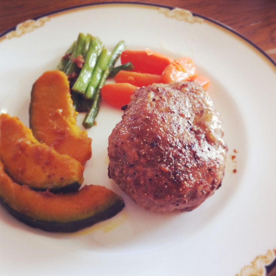 牛肉100%のハンバーグ(サラダ、ライス付)