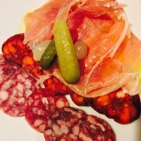 生ハムとサラミの盛り合わせ