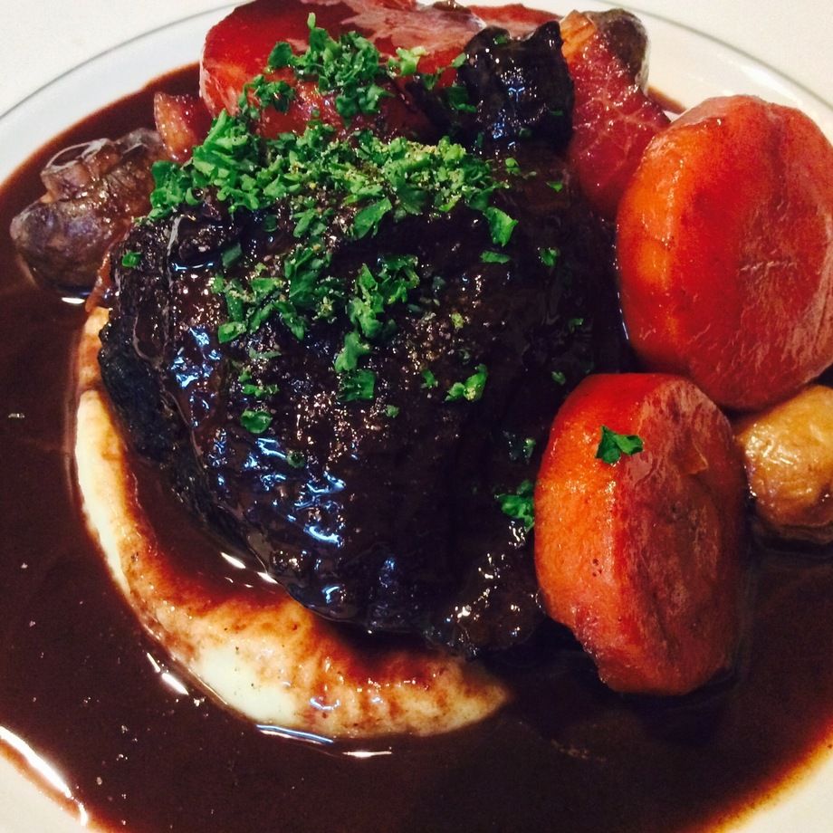 牛ホホ肉の赤ワイン煮込み